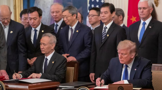 El viceprimer ministro chino, Liu He, y el presidente de EE. UU., Donald Trump, firmaron el acuerdo comercial en la Casa Blanca.