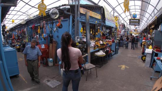 Personas en el mercado Arenas, en el Centro Histórico de Quito.