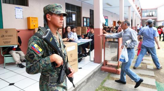 Un miembro de las FF.AA. resguarda el recinto del Colegio Femenino Spellman, durante la votación para la consulta popular, el 4 de febrero de 2018.