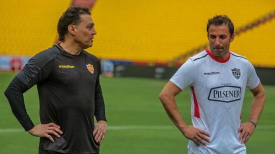 El excampeón del mundo junto al presidente, Carlos Alfaro Moreno, durante el entrenamiento de Barcelona.