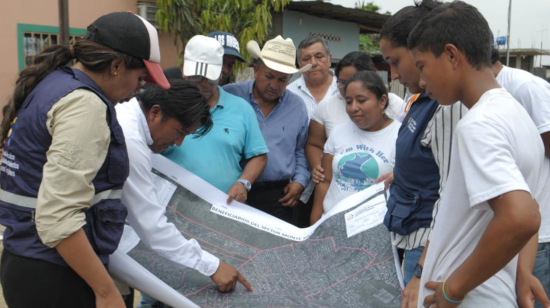 Moradores de Monte Sinaí inspeccionan un mapa de la zona realizado en base a la georreferenciación de 2013.