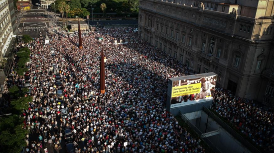 Una manifestación para exigir justicia por la muerte del fiscal Alberto Nisman se realizó el sábado en los exteriores del Teatro Colón, en Buenos Aires.