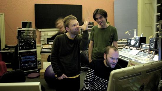 Colin Greenwood, Thom Yorke, Jonny Greenwood y Nigel Godrich bromeando en el estudio, en la época de 'In rainbows'.