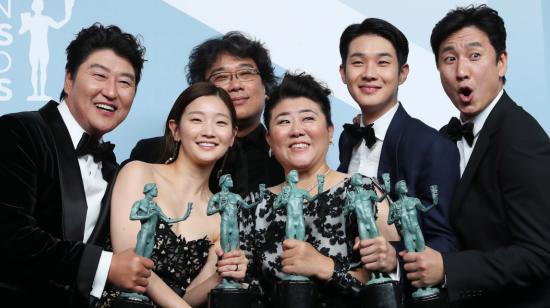 El director Bong Joon-ho  junto al elenco de la película 'Parasite'. 