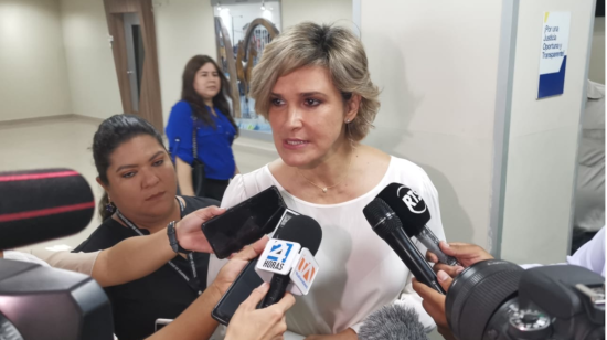 La alcaldesa de Guayaquil, Cynthia Viteri, acudió a la audiencia sobre el pago del IVA atrasado.