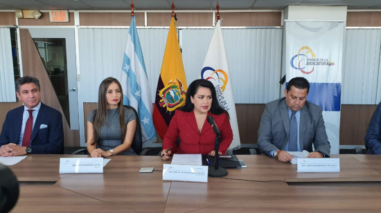 La presidenta del Consejo de la Judicatura, María del Carmen Maldonado (centro), ofreció una rueda de prensa en Guayaquil junto con los otros vocales del organismo.