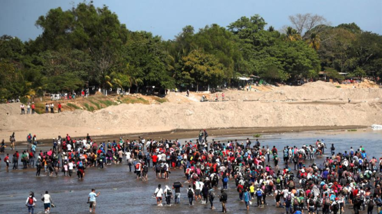 Foto referencial. Momentos en que migrantes se lanzaron al río Suchiate para llegar a México.