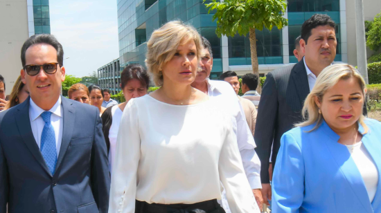 La alcaldesa de Guayaquil, Cynthia Viteri, acudió a la audiencia contra el Ministerio de Finanzas.