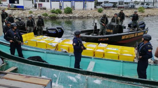 El 17 de octubre de 2019, personal de la  Armada detuvo a 4 personas con 4.000 libras de camarón en el Golfo de Guayaquil.