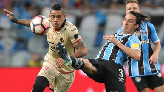 Jonathan Álvez, de Barcelona, disputa un balón en la semifinal de la Copa Libertadores ante Gremio, en Brasil, el 1 de noviembre de 2017.