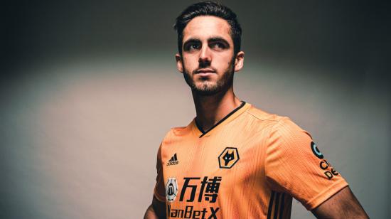 El delantero de 19 años firmó su contrato por tres temporadas con el Wolverhampton.