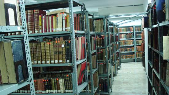 Fotografía de la biblioteca en el edificio Aranjuez que, de acuerdo al Ministerio de Cultura, alberga más de 221000 bienes bibliográficos.