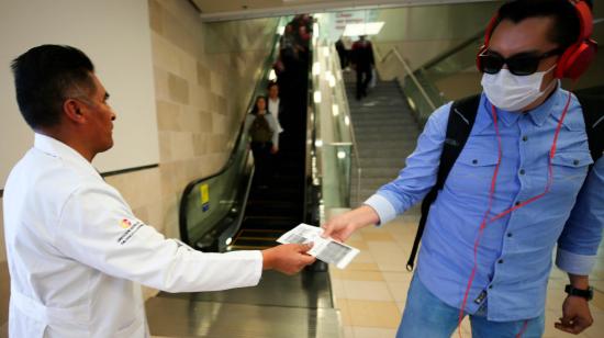 Aeropuertos de todo el mundo intensifican controles para evitar la propagación del coronavirus.