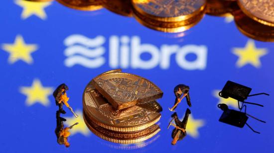 Small toy figures are seen on representations of the virtual currency on the displayed European Union flag and the Facebook Libra logo in this illustration picture, October 20, El proyecto de criptomoneda Libra, de Facebook, comenzó en junio de 2019 con 28 socios fundadores. Siete meses después, quedan 20.