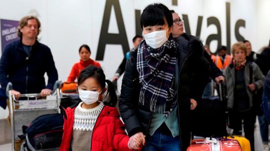 Pasajeros chinos llegan al aeropuerto de Londres.