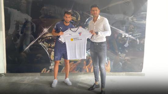 Lucas Villarruel, junto a su representante, después de firmar su contrato con Liga de Quito.