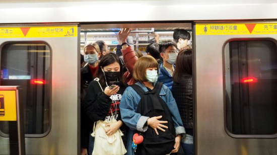 En Taiwan, pasajeros del metro llevan mascarillas porque en esa isla ya se detectó un caso del nuevo coronavirus.