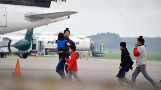 En San Pedro Sula (Honduras) aterrizó un vuelo procedente de México con migrantes deportados.