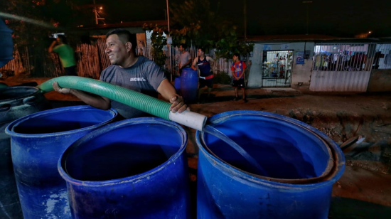 El Municipio de Manta reparte agua en tanqueros a los barrios afectados por la falta de servicio.