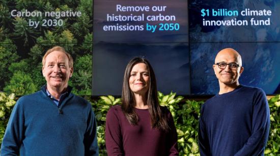 El presidente de Microsoft, Brad Smith (i), su directora financiera Amy Hood (c) y el consejero delegado, Satya Nadella (d). La multinacional estadounidense Microsoft se comprometió a convertirse en una de las primeras grandes empresas tecnológicas en ser "carbono negativa" en 2030.