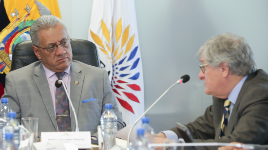 El exembajador de Ecuador en Estados Unidos, Franciso Carrión (derecha), durante su comparecencia en la Comisión de Soberanía y Relaciones Internacionales.