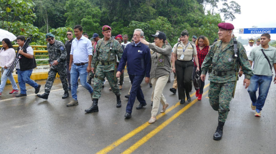 Los ministros Maria Paula Romo y Oswaldo Jarrín visitaron el puente sobre el río Mataje.