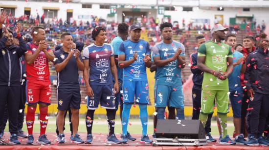 Los jugadores de El Nacional se presentaron ante su afición en el estadio Olímpico Atahualpa. 