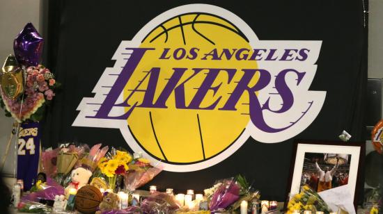 Los aficionados de Kobe Bryant lamentan su muerte y le rinden un homenaje. 