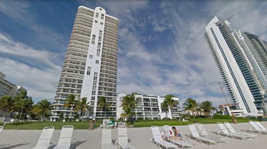 La empresa O&G compró un departamento en el edificio ubicado en 16711 Collins Ave., con vista a la playa, en el sector de Hollywood, en Miami.