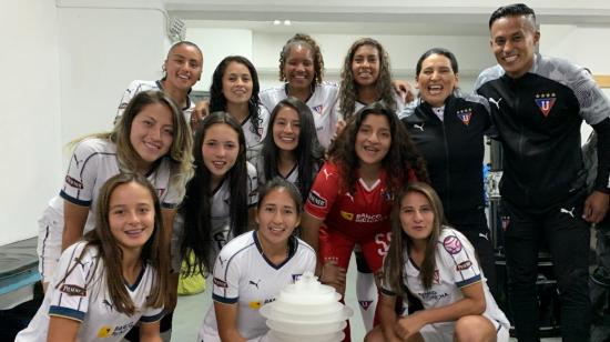 Las jugadoras 'albas' recibieron un reconocimiento del equipo en la Noche Blanca 2020.