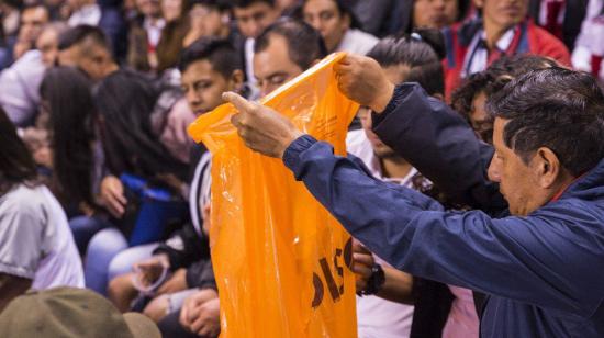 Los aficionados de Liga que asistieron a la Noche Blanca ayudaron a recoger los desechos. 