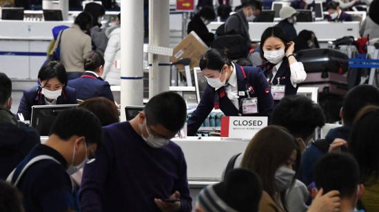 Trabajadores del aeropuerto internacional Chubu Centrair en Japón utilizan mascarillas para prevenir el contagio.