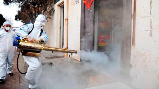 Voluntarios pulverizan los bodegas de medicamentos en China, el 28 de enero de 2020, para evitar la propagación del coronavirus.