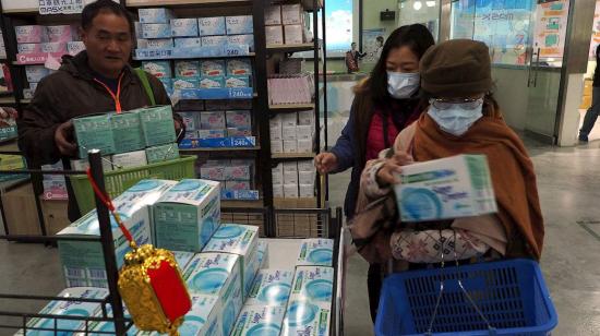 Ciudadanos en Taiwan adquieren mascarillas de protección.