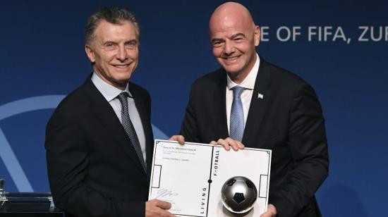 Mauricio Macri, durante su designación como presidente de Fundación FIFA, junto a Gianni Infantino.