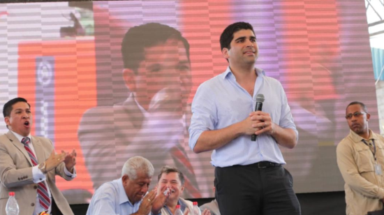 El vicepresidente Otto Sonnenholzner  durante un acto en la provincia de El Oro.