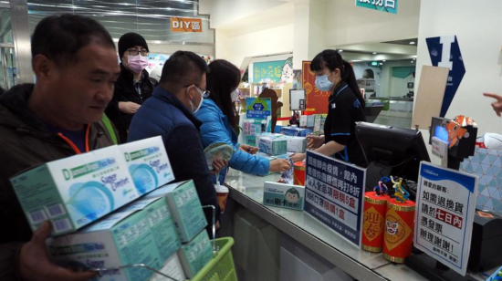 En Taiwan, decenas de personas compran cajas de mascarillas como medida de prevención ante el brote del coronavirus.