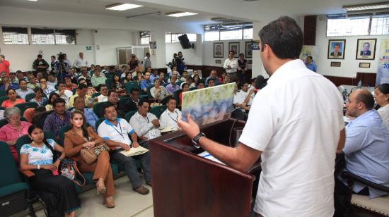 EL 2016, Juan Pablo Pozo (de espaldas) encabezó consejos consultivos de las organizaciones políticas en las provincias.