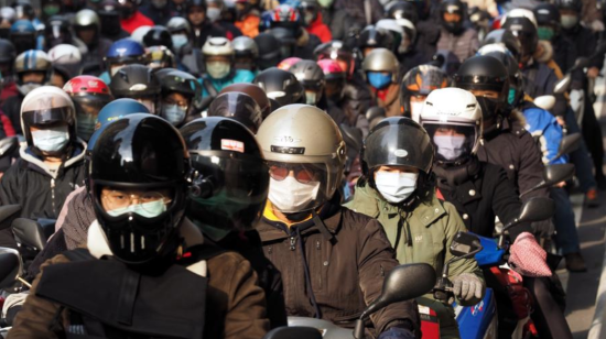 Decenas de motociclistas muestran sus mascarillas en Taiwan por el miedo al contagio del coronavirus.