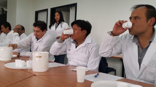 El equipo de catadores prueba el agua de Quito.