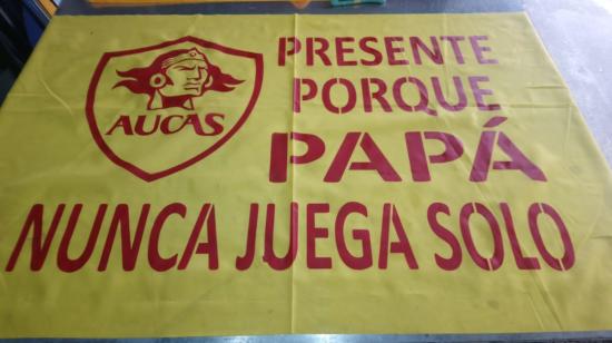 Esta es la bandera de Aucas que acompañará a los hinchas en el estadio de Vélez Sarsfield. 