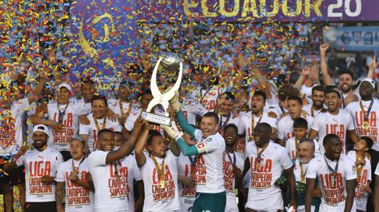 Liga de Quito celebra el título de la Supercopa Ecuador, en febrero de 2020.