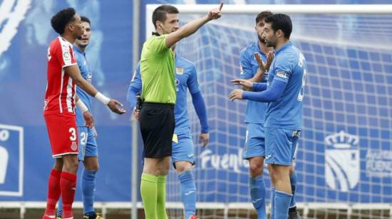 El futbolista vivió una insólita situación al salir expulsado dos veces en el partido.