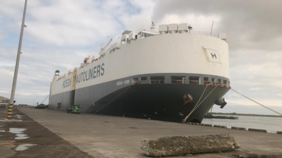 El buque Hoegh Kobe, con bandera de Singapur, atracó el fin de semana en el puerto de Esmeraldas.