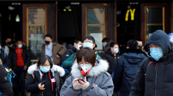 Decenas de personas usan mascarillas para protegerse del coronavirus en China.