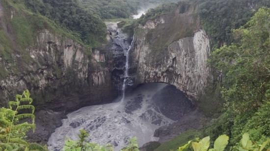 Un colapso natural ocasiona que el caudal fluya por la parte lateral de la cascada de San Rafael.