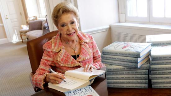 Mary Higgings Clark autografiando ejemplares de su novela de 2013, "Daddy's gone a hunting".