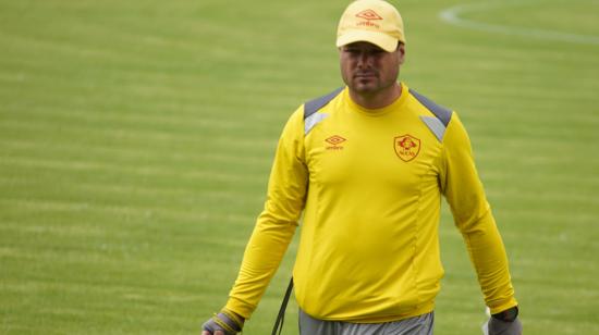 El entrenador Máximo Villafañe diseña los entrenamientos para que los jugadores realicen en sus casas.