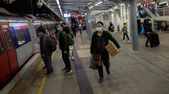 Pasajeros del metro de Hong Kong cubren su boca y nariz para protegerse de coronavirus.