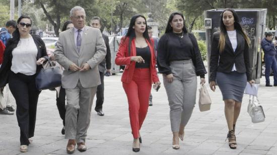 Los asambleístas Fernando Flores y Jeannine Cruz (centro), de Creo, presentaron una denuncia por presunto tráfico de influencias contra Diana Atamaint, este 4 de febrero de 2020.